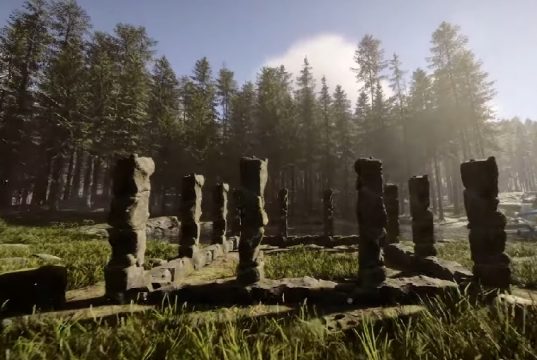 Sons of the Forest – Überlebens-Crafting & Basisstrategien für die Wildnis Spielszene aus Sons of the Forest mit selbstgebauter Holzbasis im dichten Wald, aufgenommen während des Craftings und Basisaufbaus.