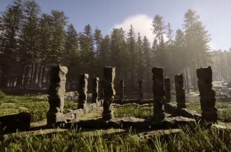 Spielszene aus Sons of the Forest mit selbstgebauter Holzbasis im dichten Wald, aufgenommen während des Craftings und Basisaufbaus.